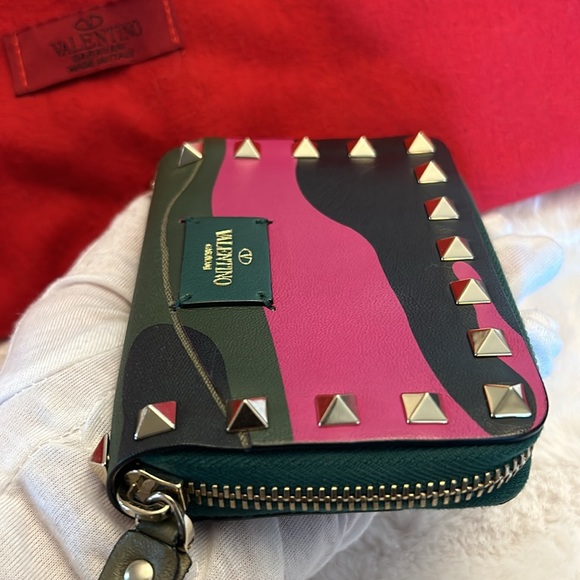 Valentino Garavani SOLD OUT Rock Stud Camouflage zip around wallet & Bracelet - Picture 14 of 17